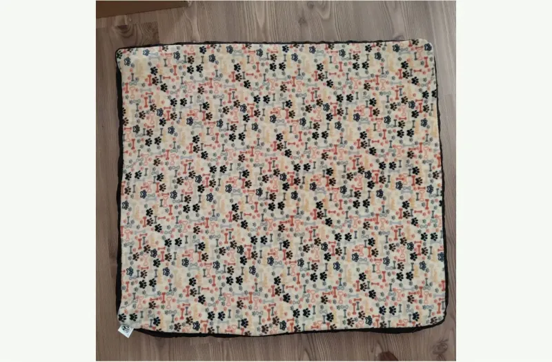 Csont és tappancs mintás fekhely Csont és tappancs mintás fekhely