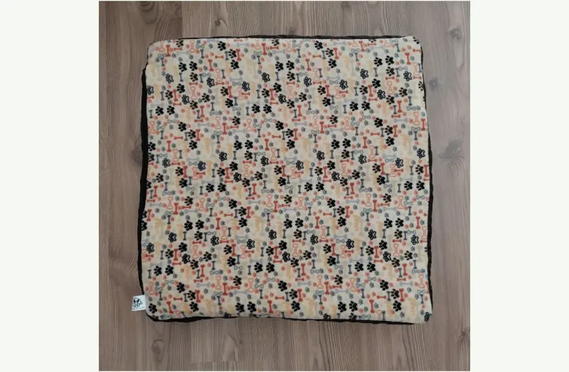 Csont és tappancs mintás fekhely Csont és tappancs mintás fekhely