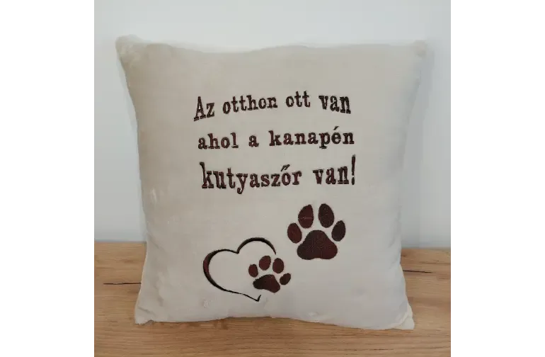 Drapp párna barna hímzéssel Drapp párna barna hímzéssel