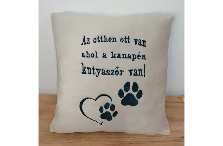 Drapp párna zöld hímzéssel Drapp párna zöld hímzéssel
