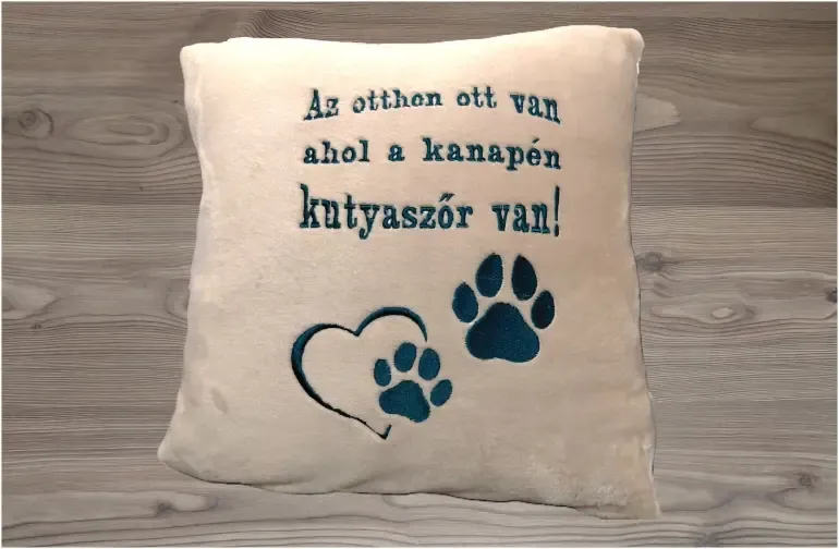 Drapp párna zöld hímzéssel Drapp párna zöld hímzéssel