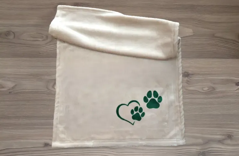 Drapp takaró zöld mintával Drapp takaró zöld mintával