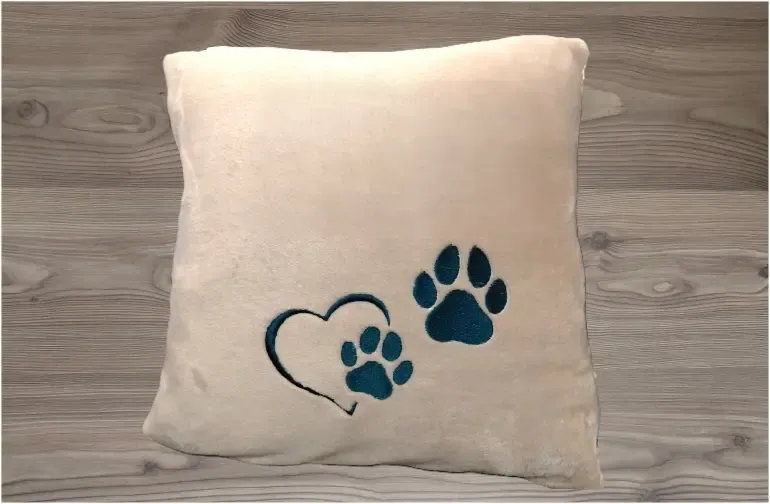 Drapp párna zöld hímzéssel és egyedi szöveggel Drapp párna zöld hímzéssel és egyedi szöveggel