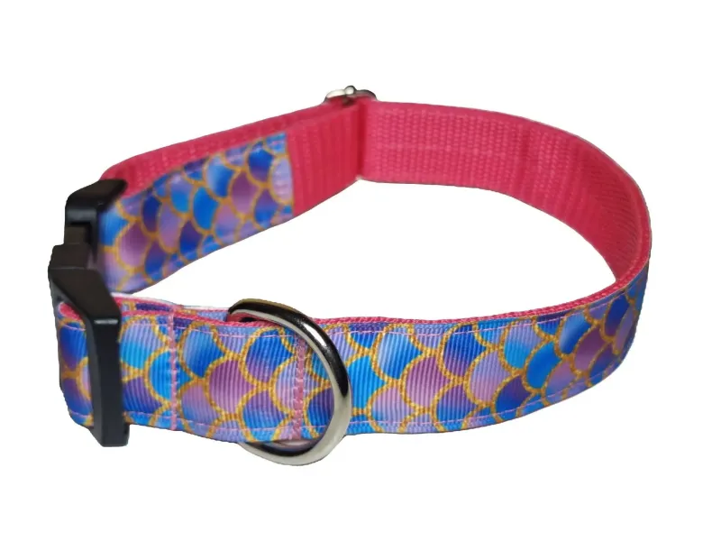 Pikkelymintás nyakörv rózsaszín hevederrel Pikkelymintás nyakörv rózsaszín hevederrel