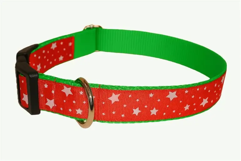Piros csillagos nyakörv zöld hevederrel