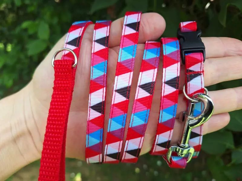 Piros mozaikos nyakörv és póráz