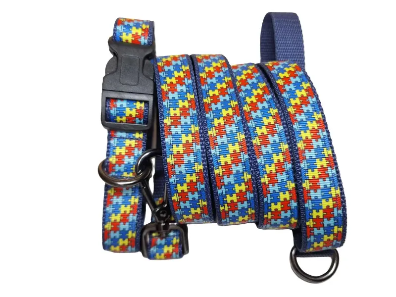 Puzzle mintás póráz kék hevederrel Puzzle mintás póráz kék hevederrel