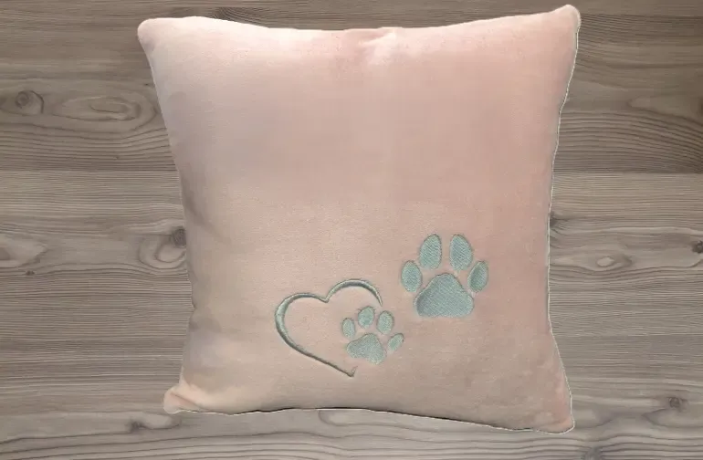 Rózsaszín párna szürke hímzéssel és egyedi szöveggel Rózsaszín párna szürke hímzéssel és egyedi szöveggel