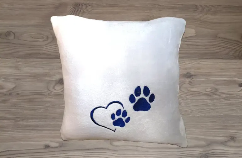 Szürke párna kék hímzéssel és egyedi szöveggel Szürke párna kék hímzéssel és egyedi szöveggel