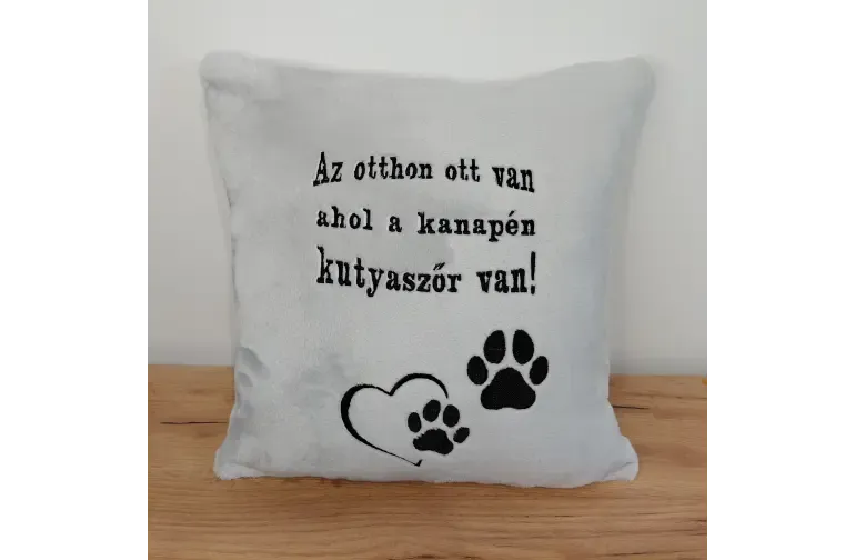 Szürke párna fekete hímzéssel