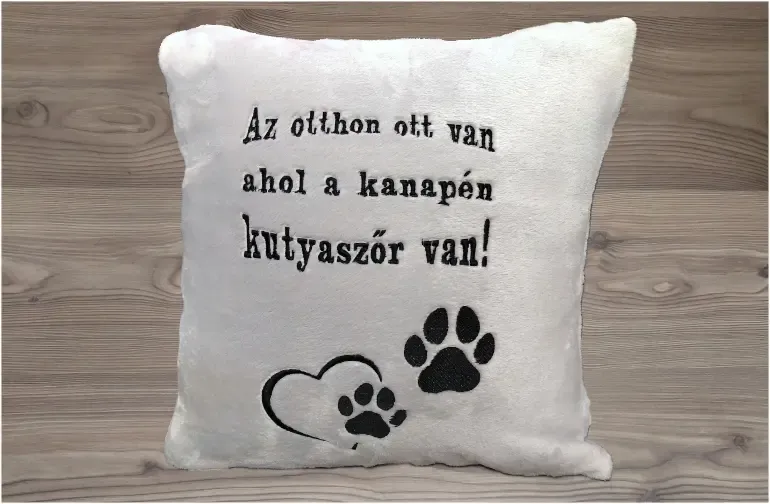 Szürke párna fekete hímzéssel Szürke párna fekete hímzéssel