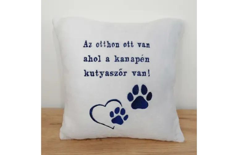 Szürke párna kék hímzéssel