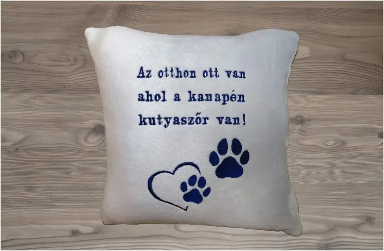 Szürke párna kék hímzéssel Szürke párna kék hímzéssel