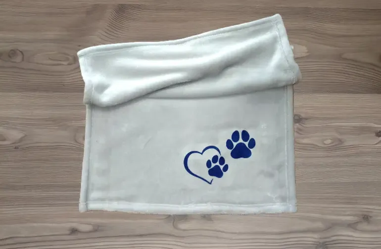 Szürke takaró kék mintával Szürke takaró kék mintával