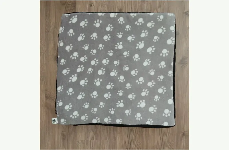 Szürke tappancs mintás fekhely Szürke tappancs mintás fekhely