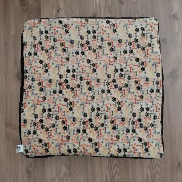 Csont és tappancs mintás fekhely Csont és tappancs mintás fekhely