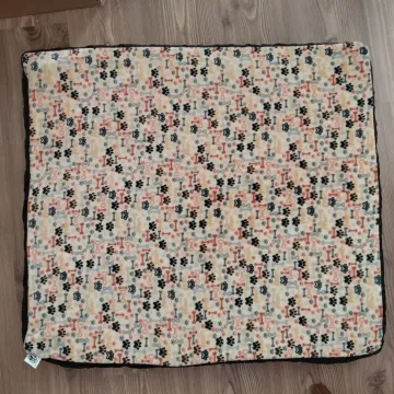 Csont és tappancs mintás fekhely Csont és tappancs mintás fekhely