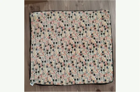 Csont és tappancs mintás fekhely