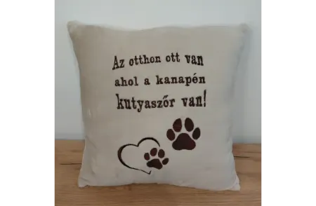 Drapp párna barna hímzéssel Drapp párna barna hímzéssel