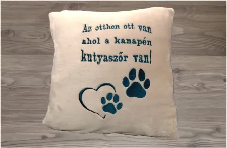 Drapp párna zöld hímzéssel