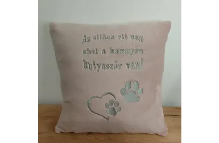 Rózsaszín párna szürke hímzéssel