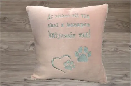 Rózsaszín párna szürke hímzéssel