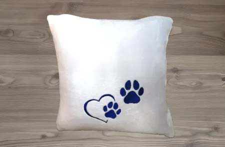 Párna hímzéssel és egyedi szöveggel