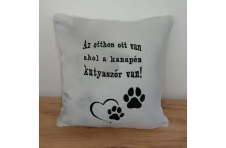 Szürke párna fekete hímzéssel