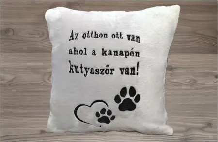 Szürke párna fekete hímzéssel