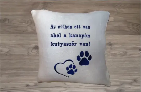 Szürke párna kék hímzéssel