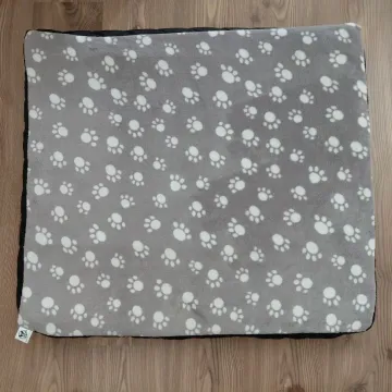 Szürke tappancs mintás fekhely Szürke tappancs mintás fekhely