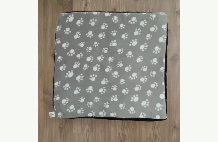 Szürke tappancs mintás fekhely