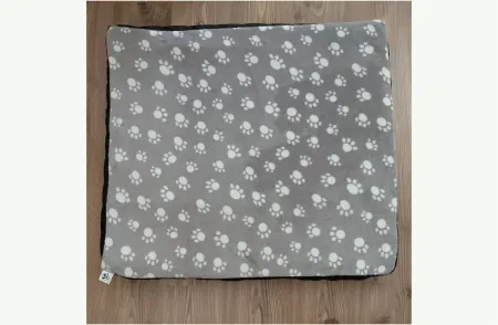 Szürke tappancs mintás fekhely